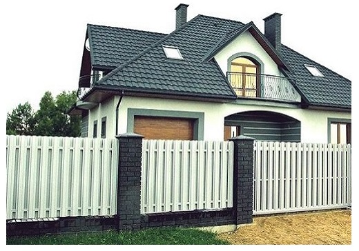 Забор из металлического штакетника
