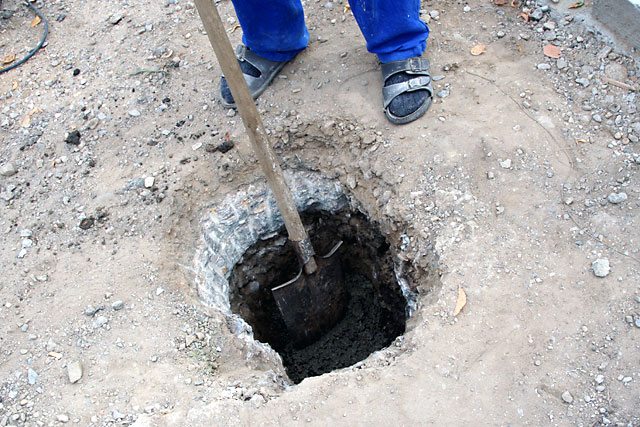 Выкапывание ям под стойки забора