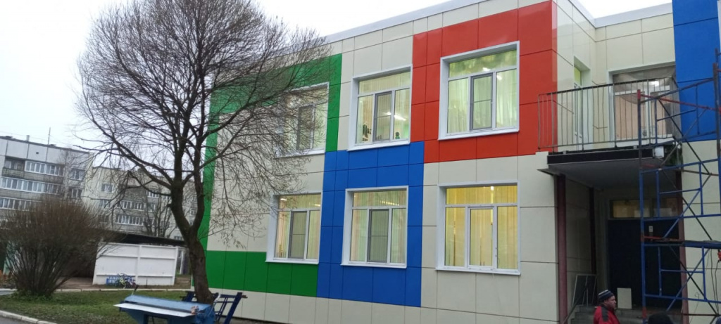 Изготовление фасадных кассет для детского сада в городе Волхов
